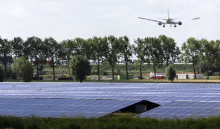 Verblinding door zonnepanelen: het probleem bij Schiphol en wereldwijd